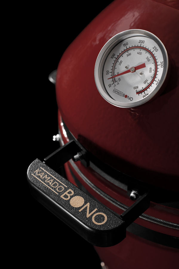 Termómetro de esfera en la tapa y asa con el logotipo Kamado Bono